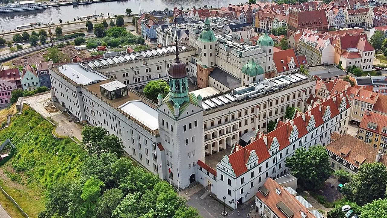 Widok z lotu ptaka na Zamek Książąt Pomorskich oraz zabudowę szczecina