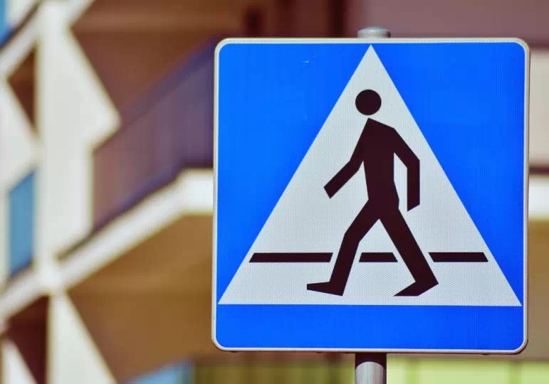 Czy pieszy zbliżający się do przejścia ma pierwszeństwo? / fot. Canva.com