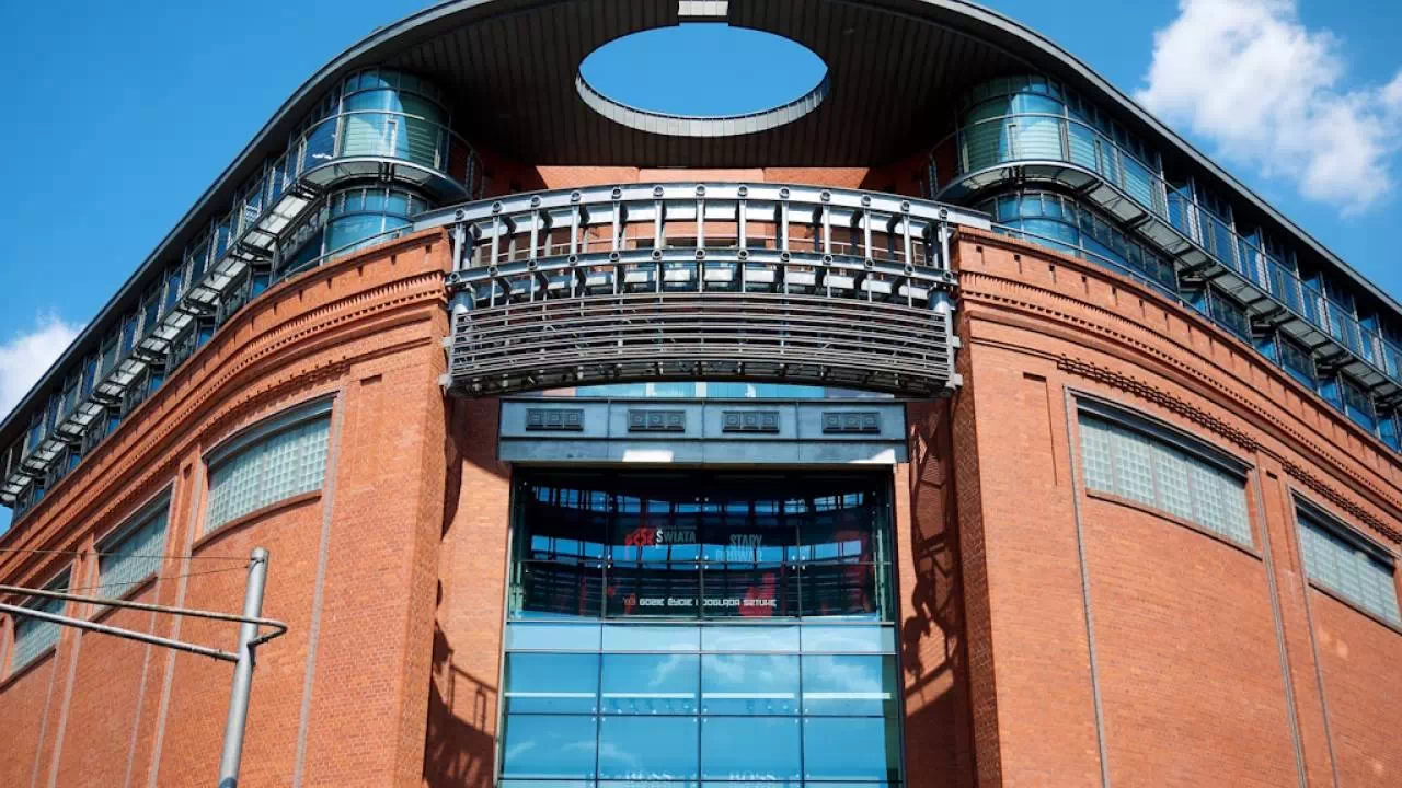 Budynek Starego Browaru prezentuje się imponująco, dlatego przechodząc ulicą Półwiejską, nie da się minąć go obojętnie.