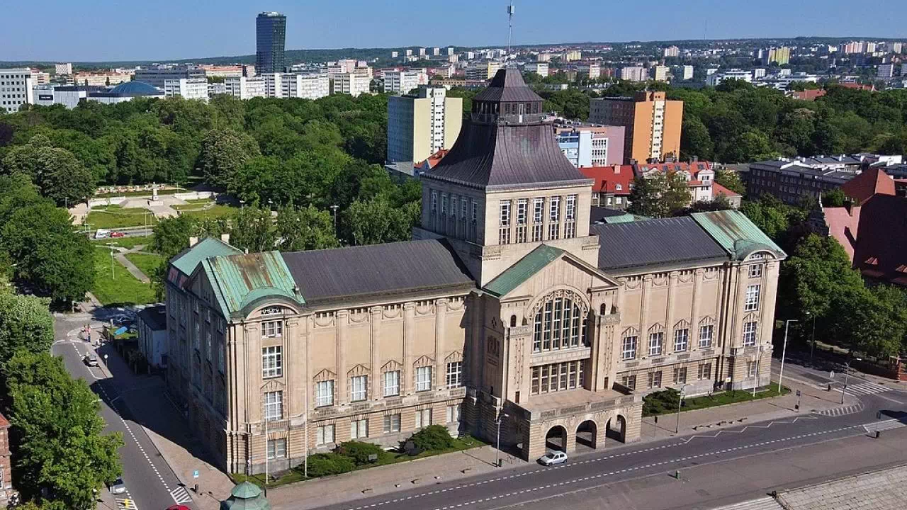 Widok z góry na potężny budynek w szarym kolorze, który należy do Muzeum Narodowego w Szczecinie