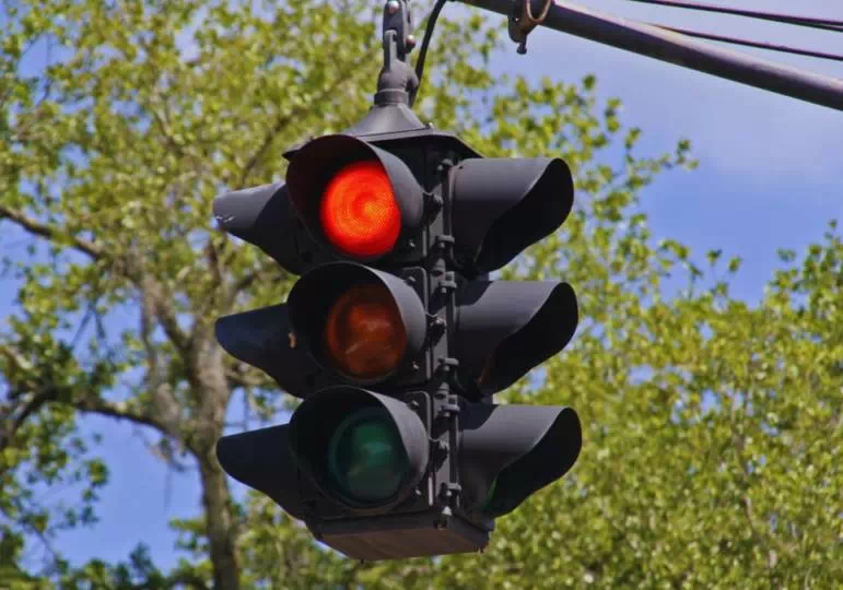 Jaka kara za przejazd na czerwonym? / fot. Canva.com