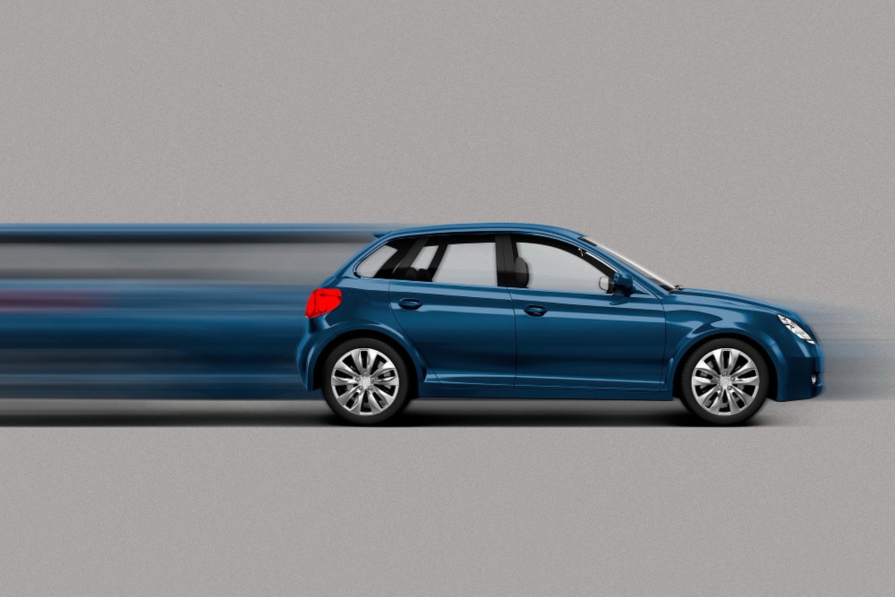 Szukasz sposobu na to, by Twój samochód był bardziej spersonalizowany? Dowiedz się, ile kosztuje zmiana tablic rejestracyjnych. Źródło: https://www.freepik.com/free-photo/blue-car-speed-motion-stretch-style_17227961.htm#fromView=search&page=1&position=0&uuid=5a274ef3-b3b7-42e2-9202-76daf58e46f6&query=samoch%C3%B3d