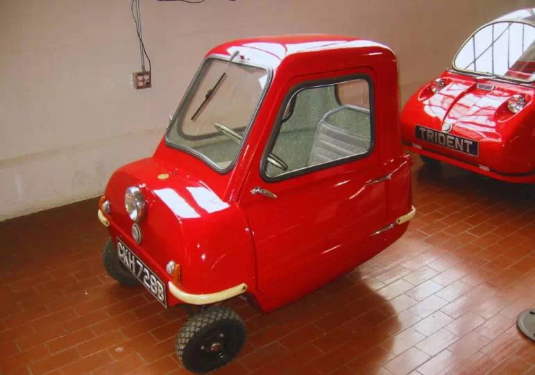 Czerwony samochód Peel P50