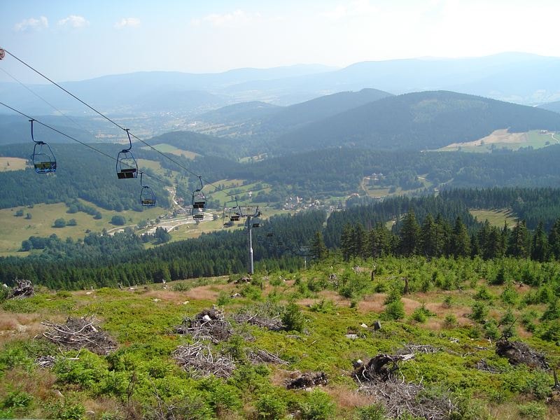 Sprawdź bogatą ofertę szlaków w górach, które są odpowiednie zarówno dla dorosłych, jak i dzieci. Źródło: https://commons.wikimedia.org/wiki/File:Gory_Bialskie_z_Czarnej_Gory_PL.jpg