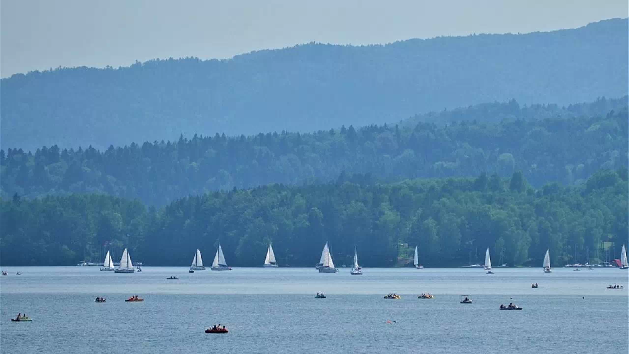 Jezioro Solińskie, czyli jedno z najpiękniejszych miejsc w Bieszczadach - wspaniałe widoki na południową część Soliny. Tutaj odpoczniesz od miejskiego zgiełku.