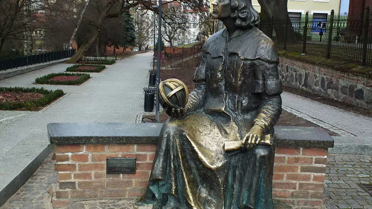 Pomnik Mikołaja Kopernika, który można zobaczyć, idąc w stronę Starego Miasta w Olsztynie.