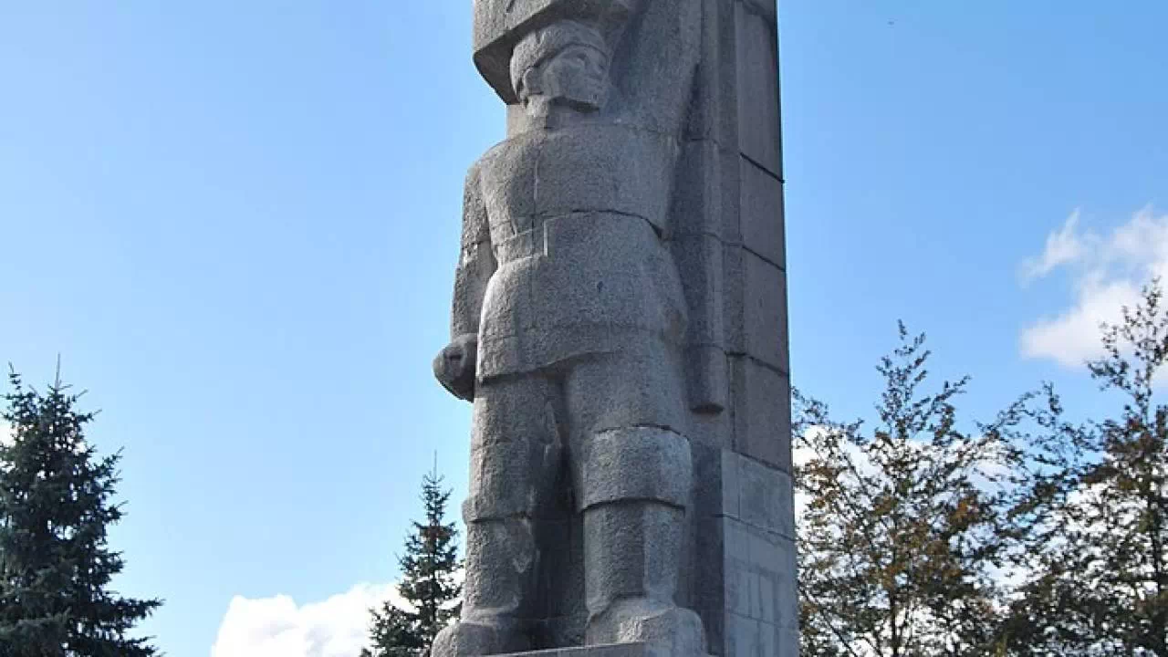 Imponujący pomnij wyzwolenia, który przedstawia żołnierza i jest symbolem walki.