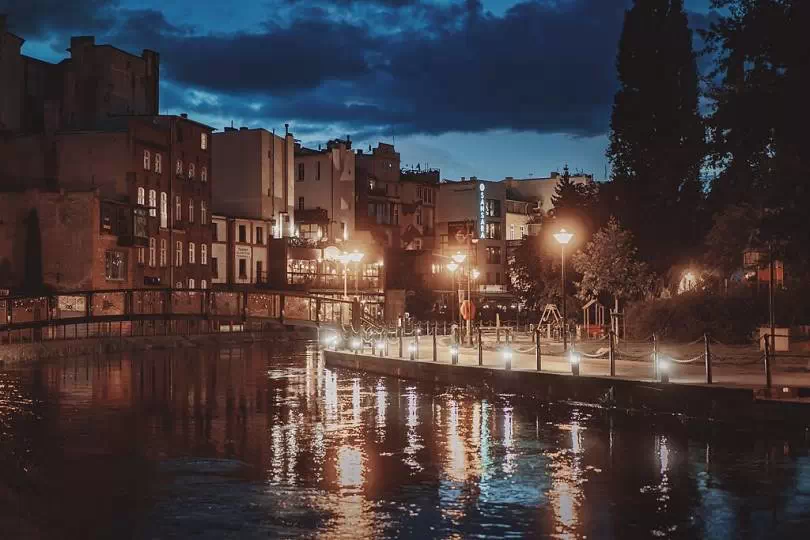 Wyspa Młyńska - widok po zmroku