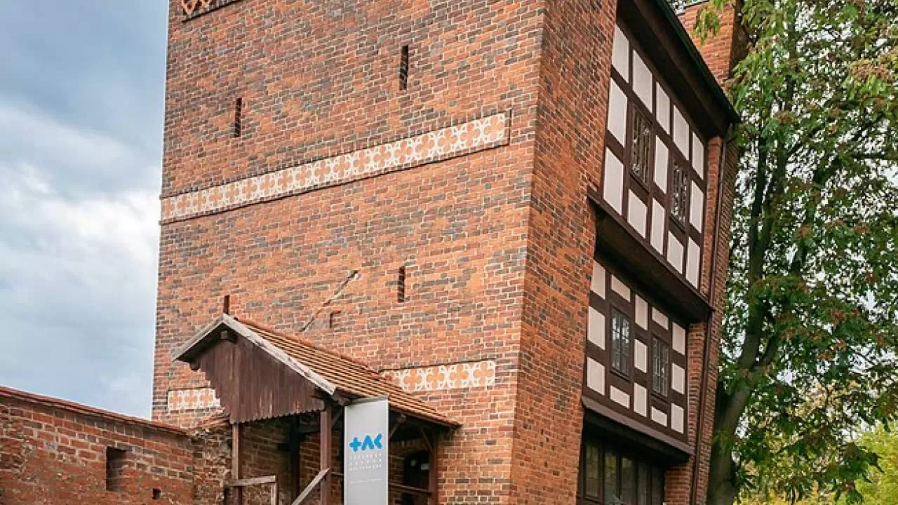 Budynek z czerwonej cegły, jakim jest Krzywa Wieża w Toruniu