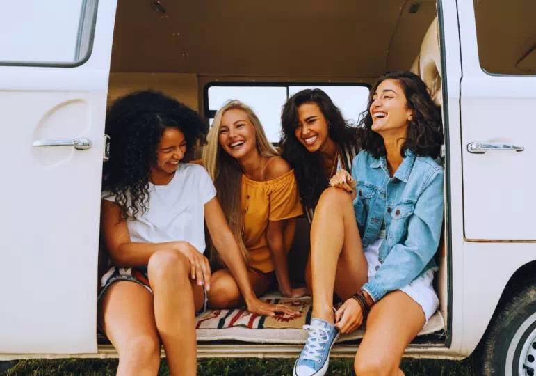 Samochód 9 osobowy na wynajem / fot. Canva.com