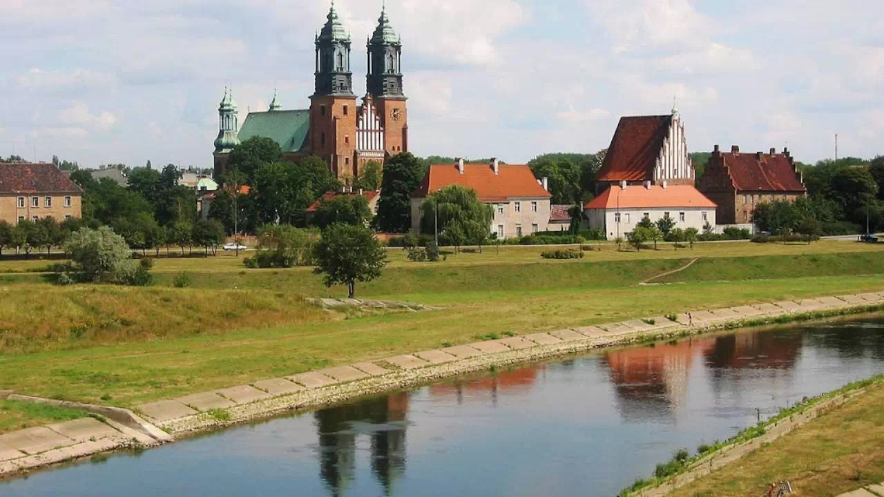 Widok na Ostrów Tumski i katedrę w Poznaniu.