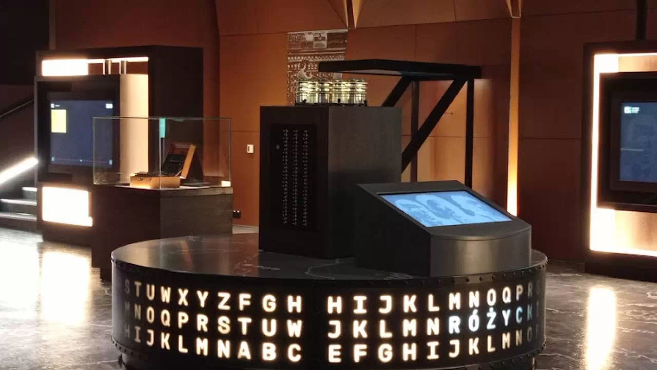 Atrakcje turystyczne w Poznaniu to także muzea - np. widoczne na zdjęciu Centrum Szyfrów Enigma obok Placu Wolności.