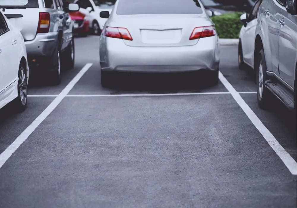 Parkowania tyłem do budynku - co grozi?