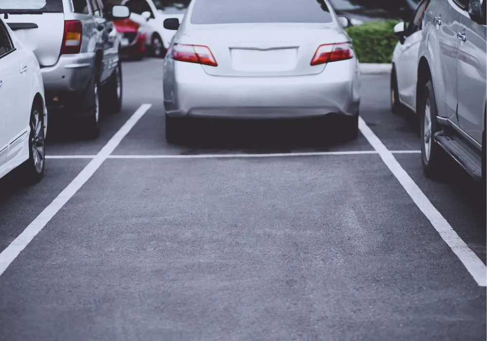 Parkowania tyłem do budynku - co grozi?