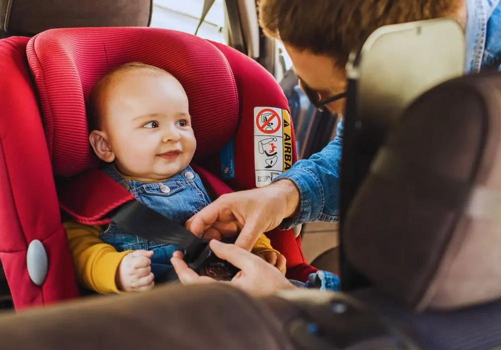 Przewożenie dzieci w samochodzie - poznaj najważniejsze przepisy i zasady