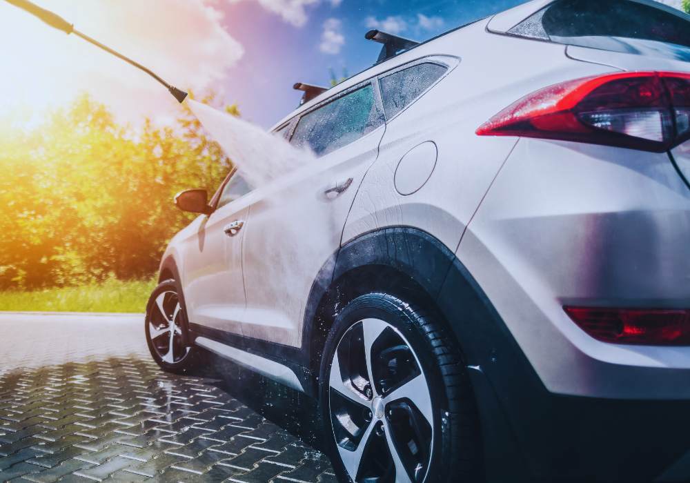 Mycie samochodu na posesji - czy można myć auto pod własnym domem?