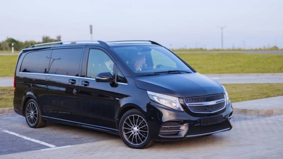 Samochody na 9 osób wypożyczalnia / fot. Canva.com